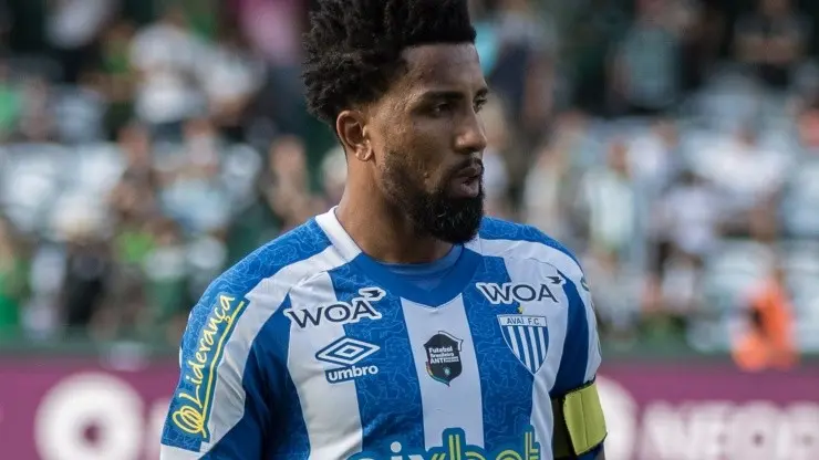 "Não foi legal a forma como eles conduziram", diz lateral sobre saída do Avaí