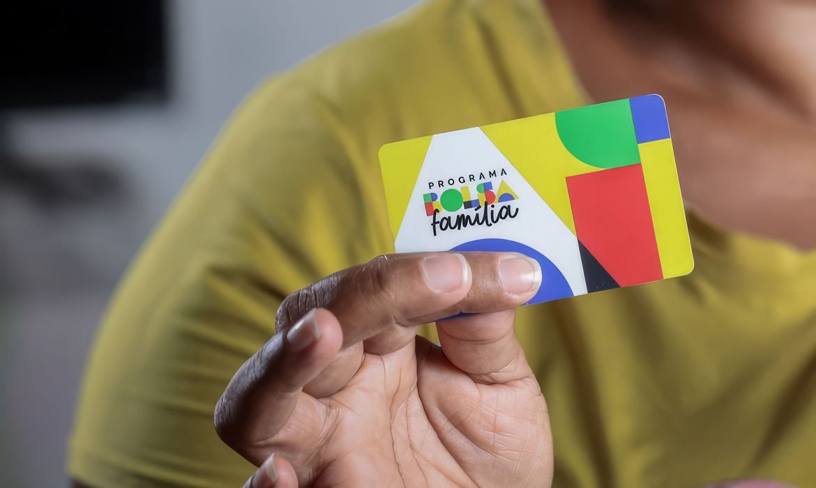 Lula anuncia aumento do Bolsa Família na véspera das Eleições