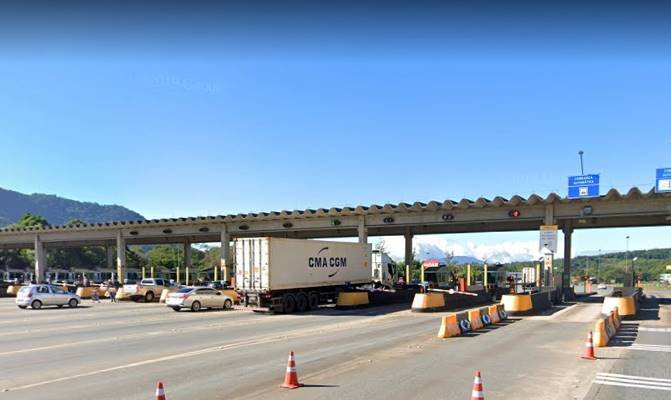 Fila quilométrica gera pedágio de graça na BR-101 em SC