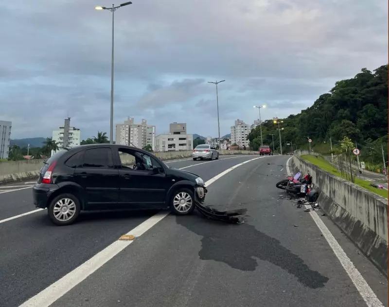 Após 3 semanas, motociclista atingida por carro na contramão morre em Blumenau 