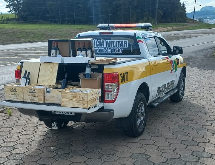 Caminhonete faz ultrapassagens perigosas na BR-470 e resulta em apreensão de bebidas em SC