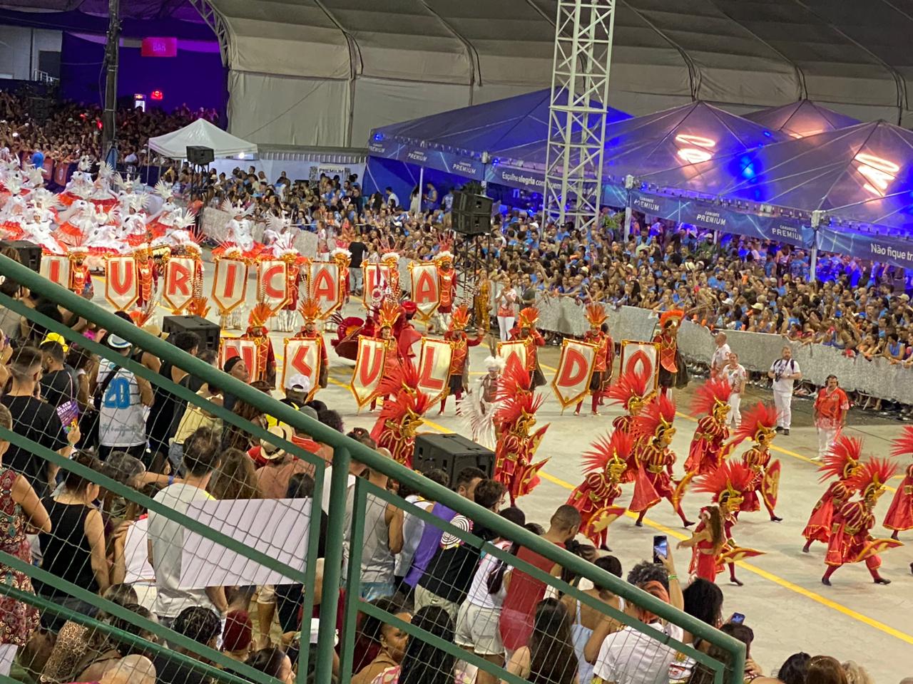 Consulado entra na avenida com o enredo "Aiuri-Cauá" às 2h15