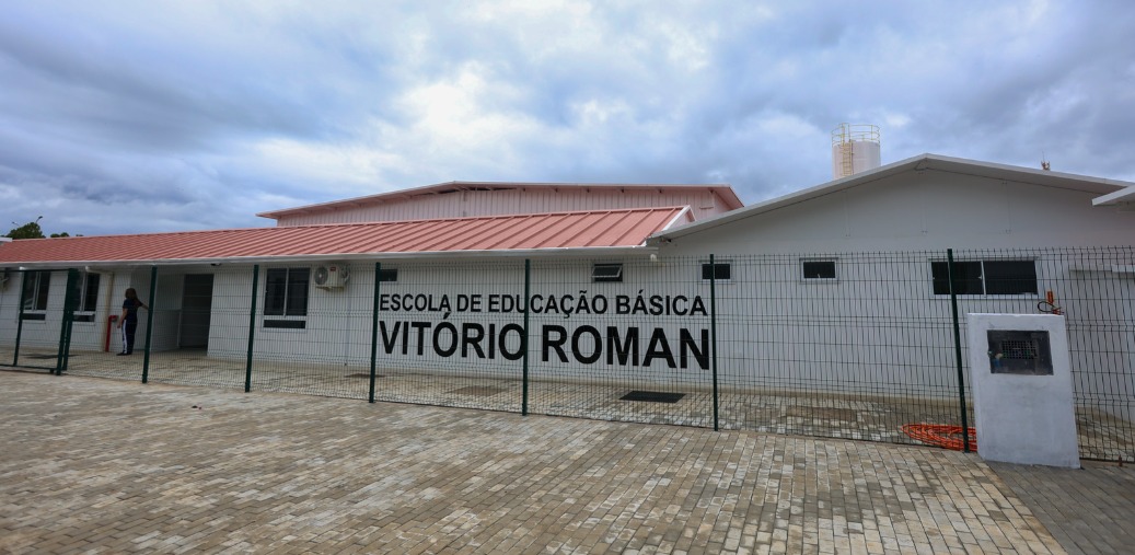Em Vargem Bonita, governador entrega obras de reforma e ampliação de escola destruída em 2020