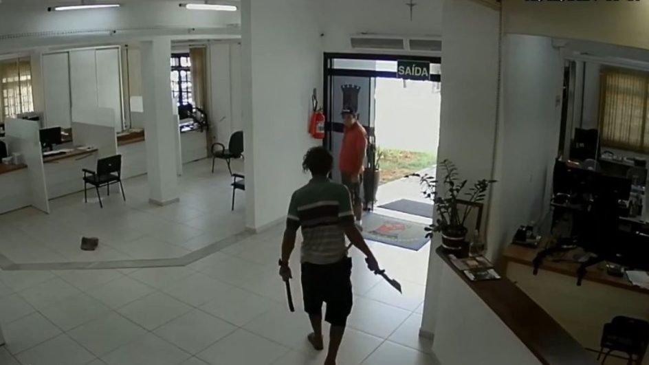 Homem em situação de rua invade prefeitura em SC armado com facão e acaba preso