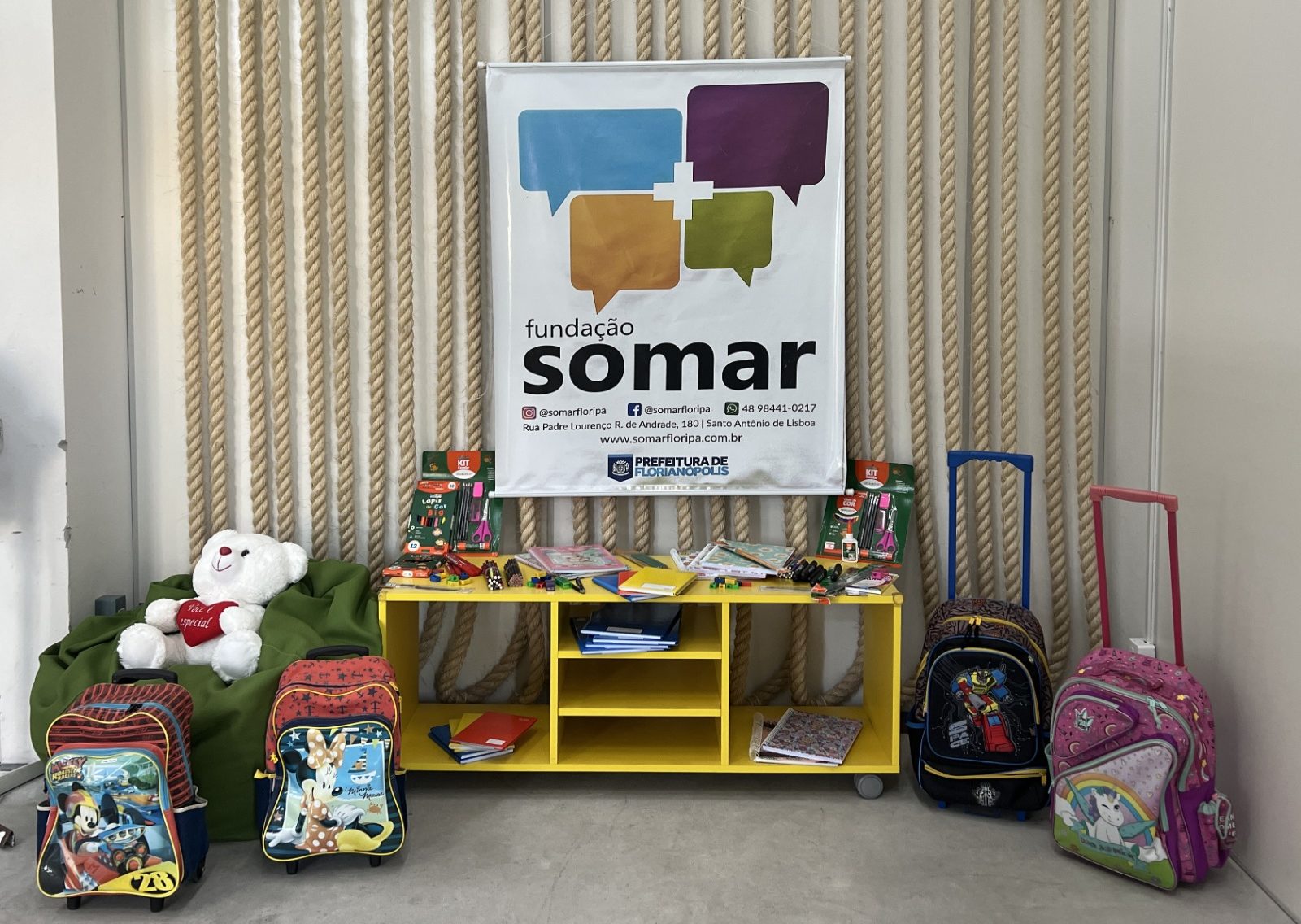 Mais de mil kits escolares são entregues para estudantes em situação de vulnerabilidade social em Florianópolis