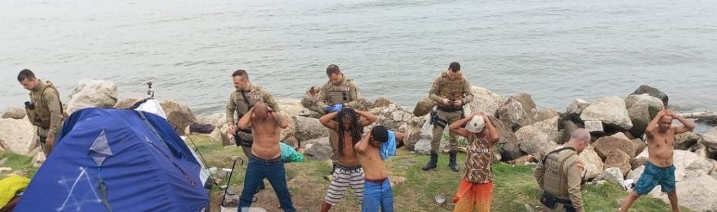 Moradores em situação de rua montam condomínio à beira-mar, em Florianópolis