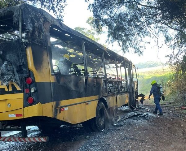 Ônibus escolar com passageiros pega fogo e fica destruído no Oeste de SC