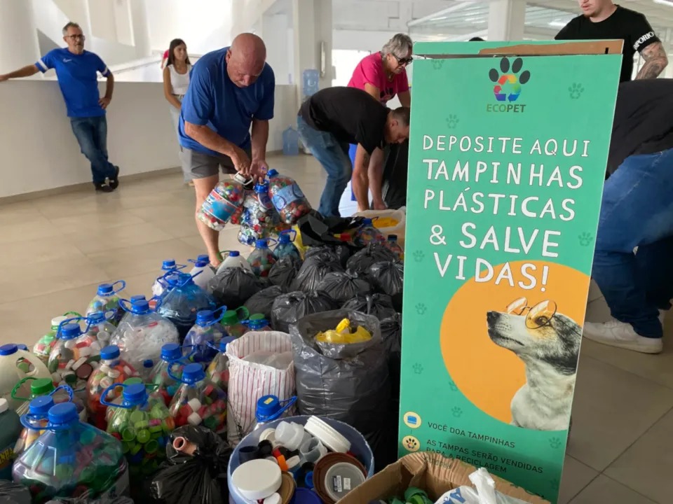 Prefeitura arrecada 50kg de tampinhas para custear castração de cães e gatos