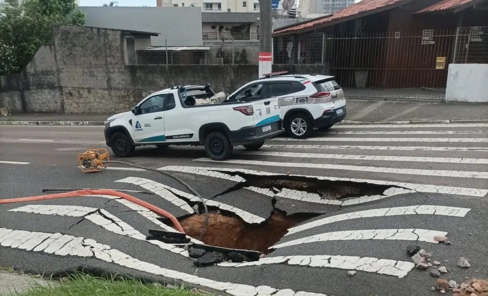 Secretaria de Infraestrutura de São José atua na recuperação da adutora da Casan na Avenida das Torres
