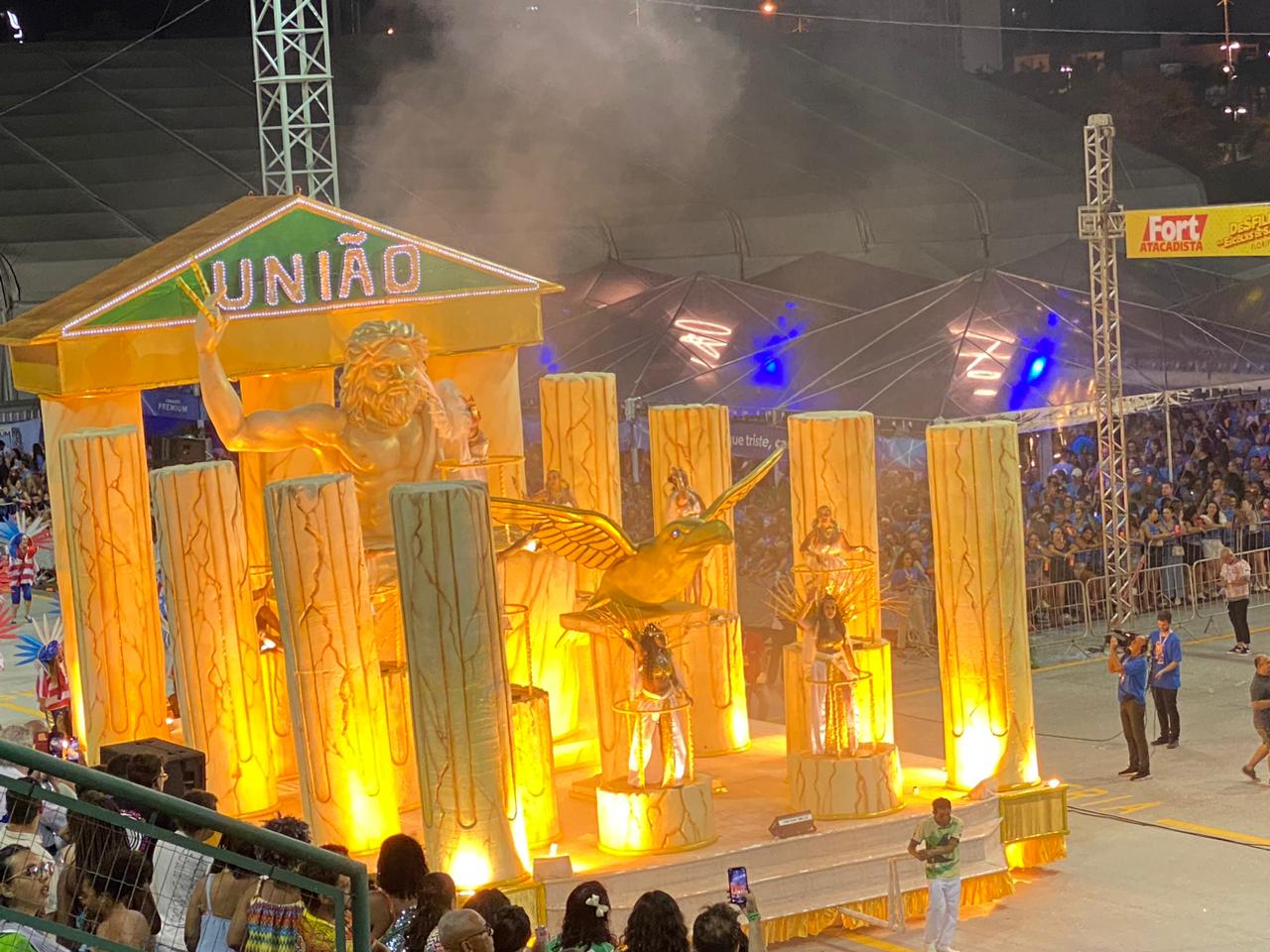 União da Ilha da Magia chega para o desfile e o enredo viaja rumo a Grécia antiga