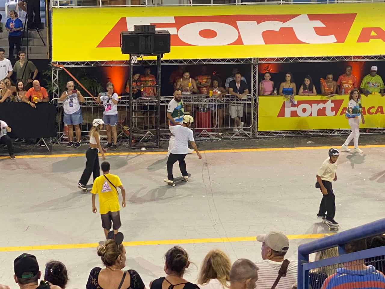 União da Ilha da Magia chega para o desfile e o enredo viaja rumo a Grécia antiga