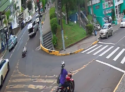 VÍDEO: caixão cai de porta-malas de carro funerário no interior de SC