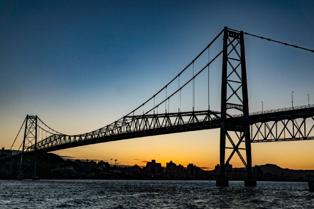 Ponte Hercílio Luz celebra 98 anos com status de cartão postal do Brasil