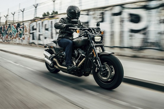 Motociclista deve pagar salário mínimo por andar em alta velocidade próximo a escolas em SC