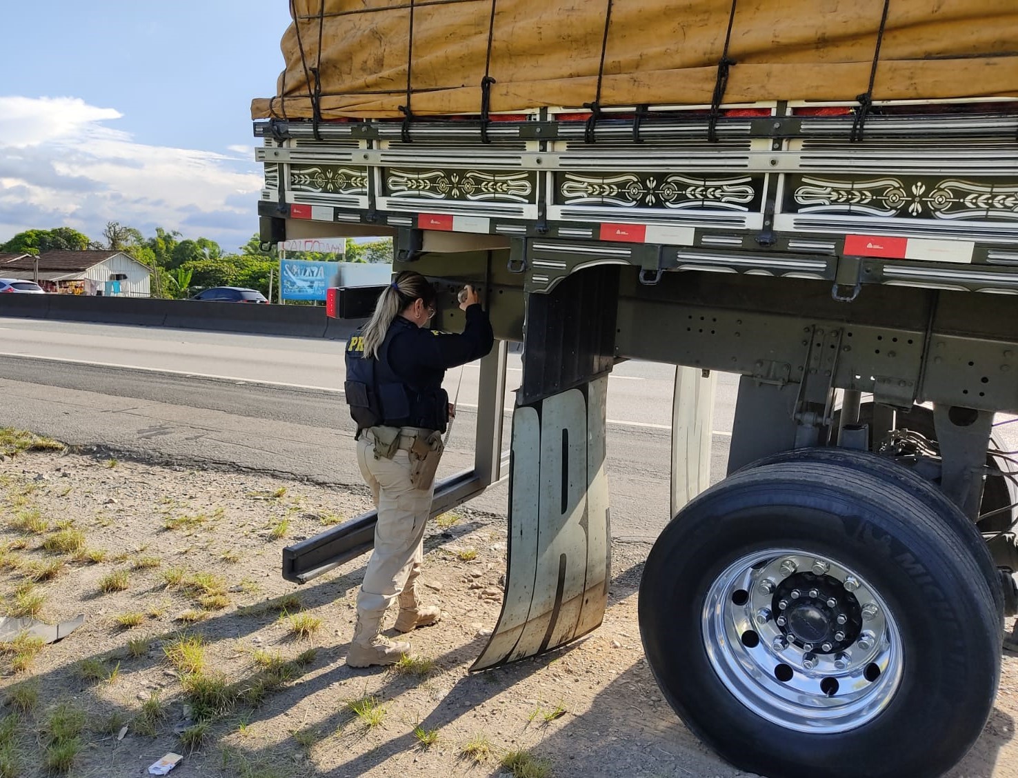 Caminhão com traseira excessivamente arqueada é flagrado pela PRF em Barra Velha