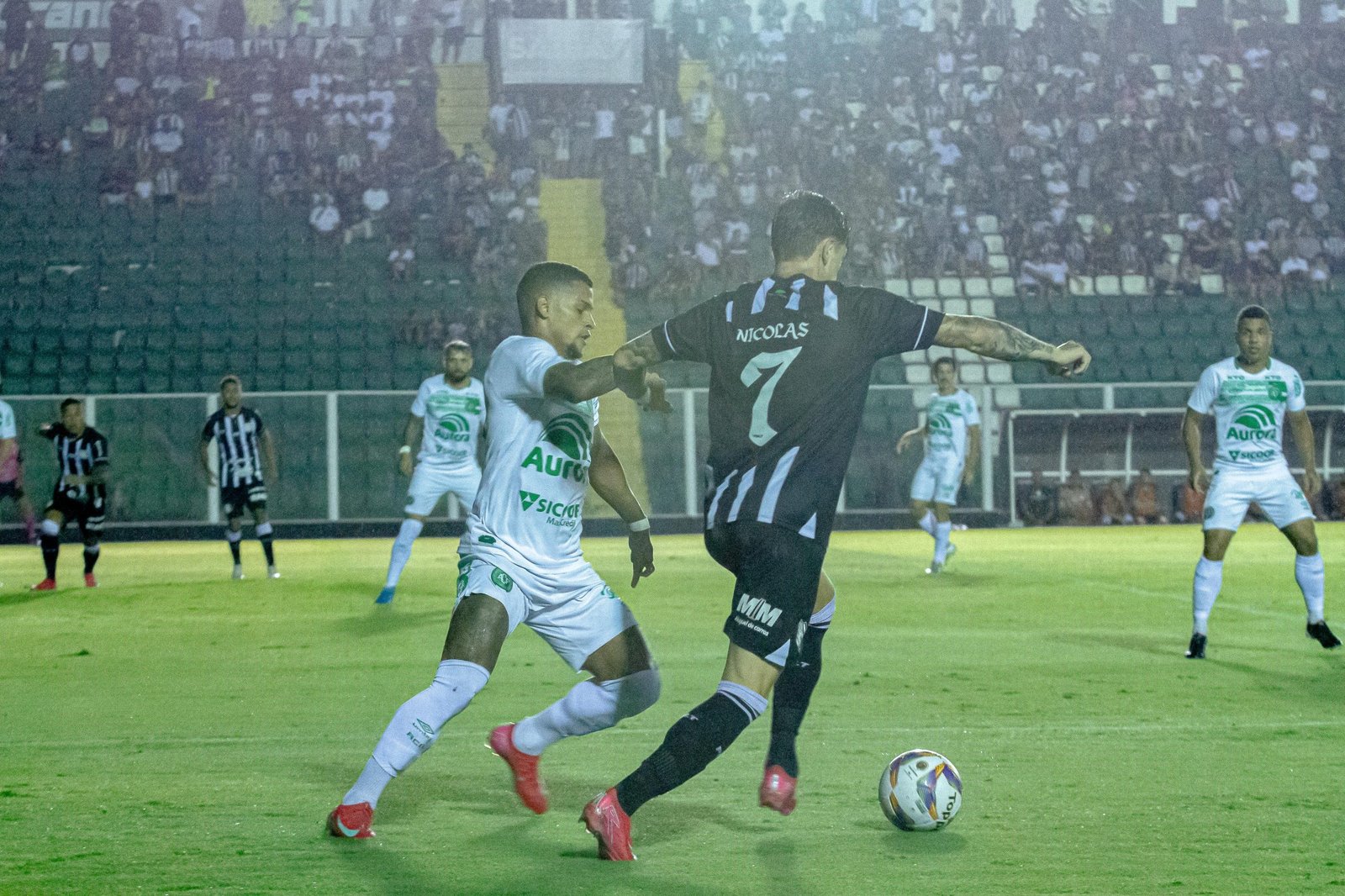 Figueirense atropelado no Scarpelli pela Chapecoense: 4 x 2 e revolta da torcida
