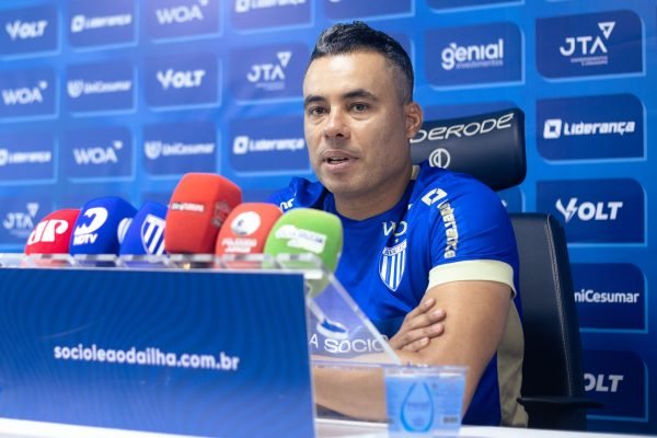 Jair Ventura é apresentado no Avaí e trabalho tem como foco chegar à Série A