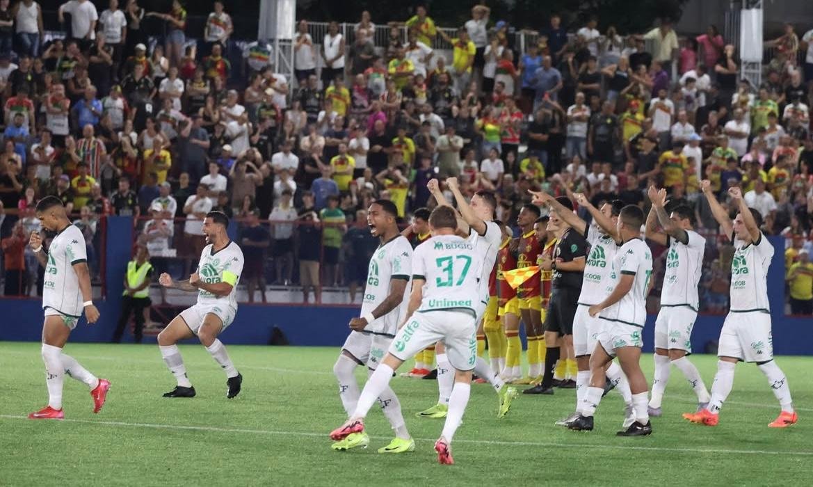 Chapecoense vence nos pênaltis e garante semifinal do Catarinense