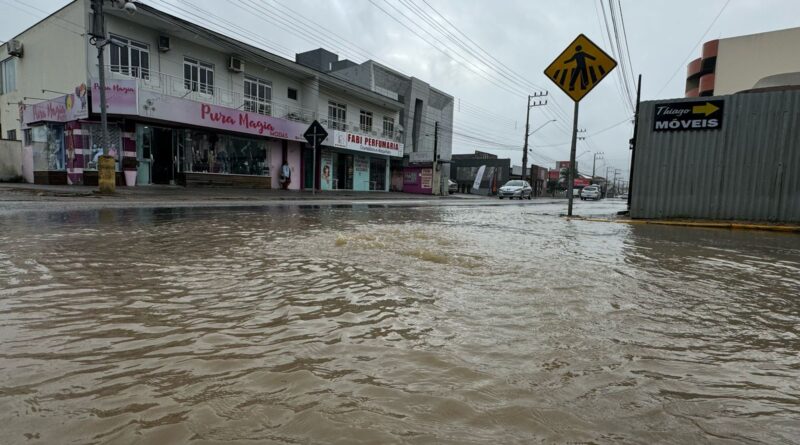Imbituba decreta situação de emergência e cancela aulas após chuvas intensas na região