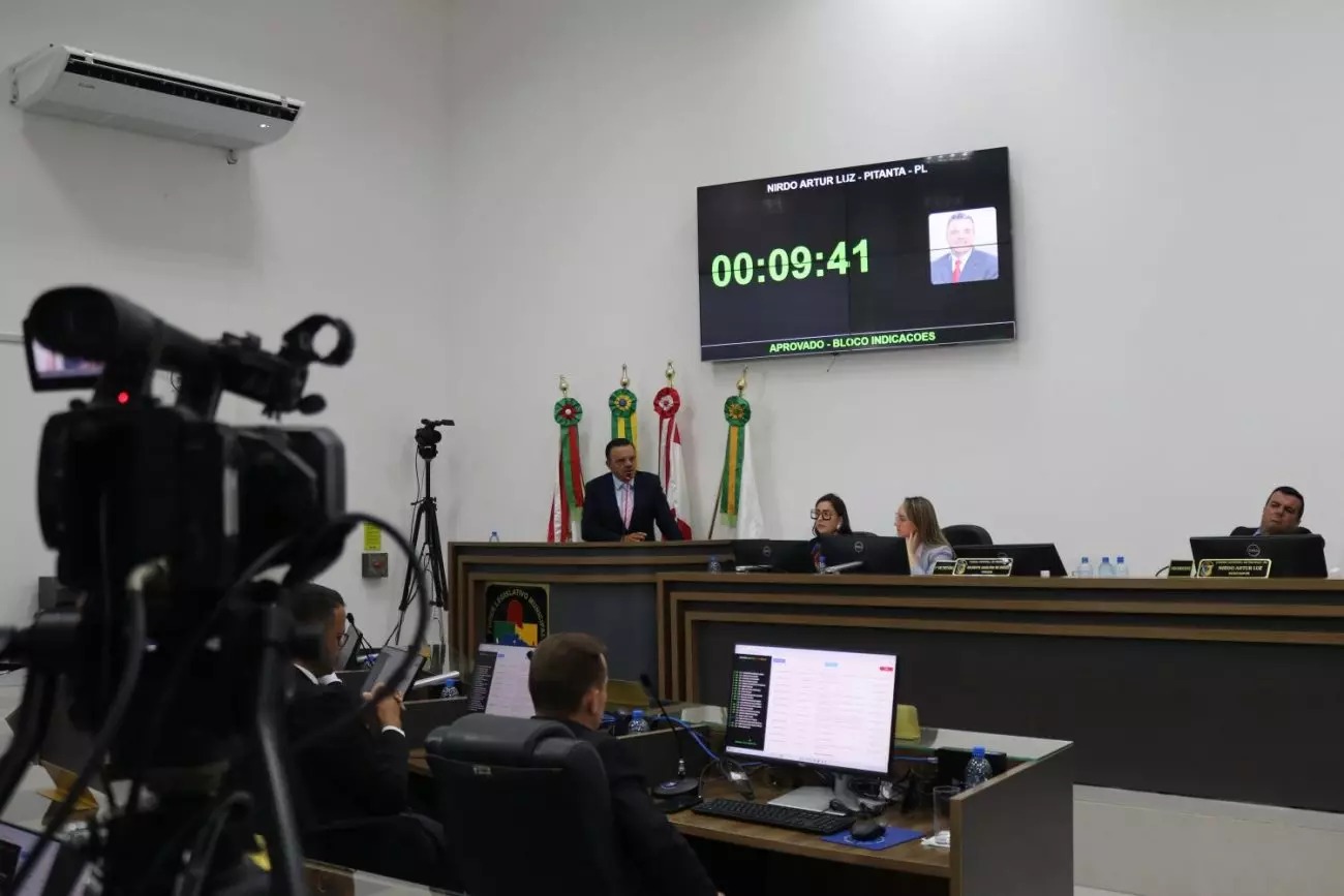 Vereadores levam 45 segundos para aprovar projeto que cria 101 cargos em Palhoça