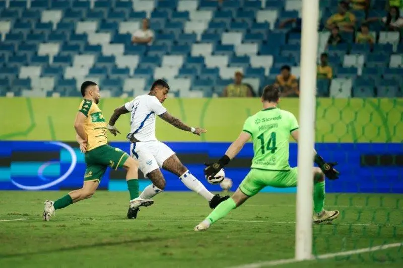 Avaí empata com o Cuiabá em 2 x 2 e segue sem vencer há oito partidas