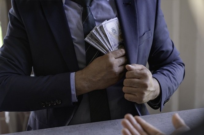 Funcionário que desviou pagamentos é condenado por furto qualificado em Itapema