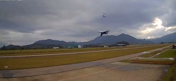 Quase colisão entre jato e helicóptero alerta para riscos em aeródromos sem controle em SC