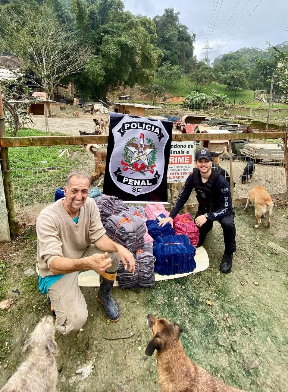 Polícia Penal de SC com Projeto “AqueçaPPet”: Presos Confeccionam Mantas para ONGs de Animais