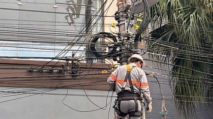 Mutirões retiram 25 toneladas de fios irregulares das ruas de Florianópolis em um ano