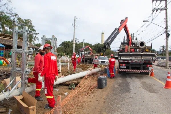 Obras de rotatória em Forquilhas avançam com retirada de postes e realocação da fiação elétrica nesta sexta
