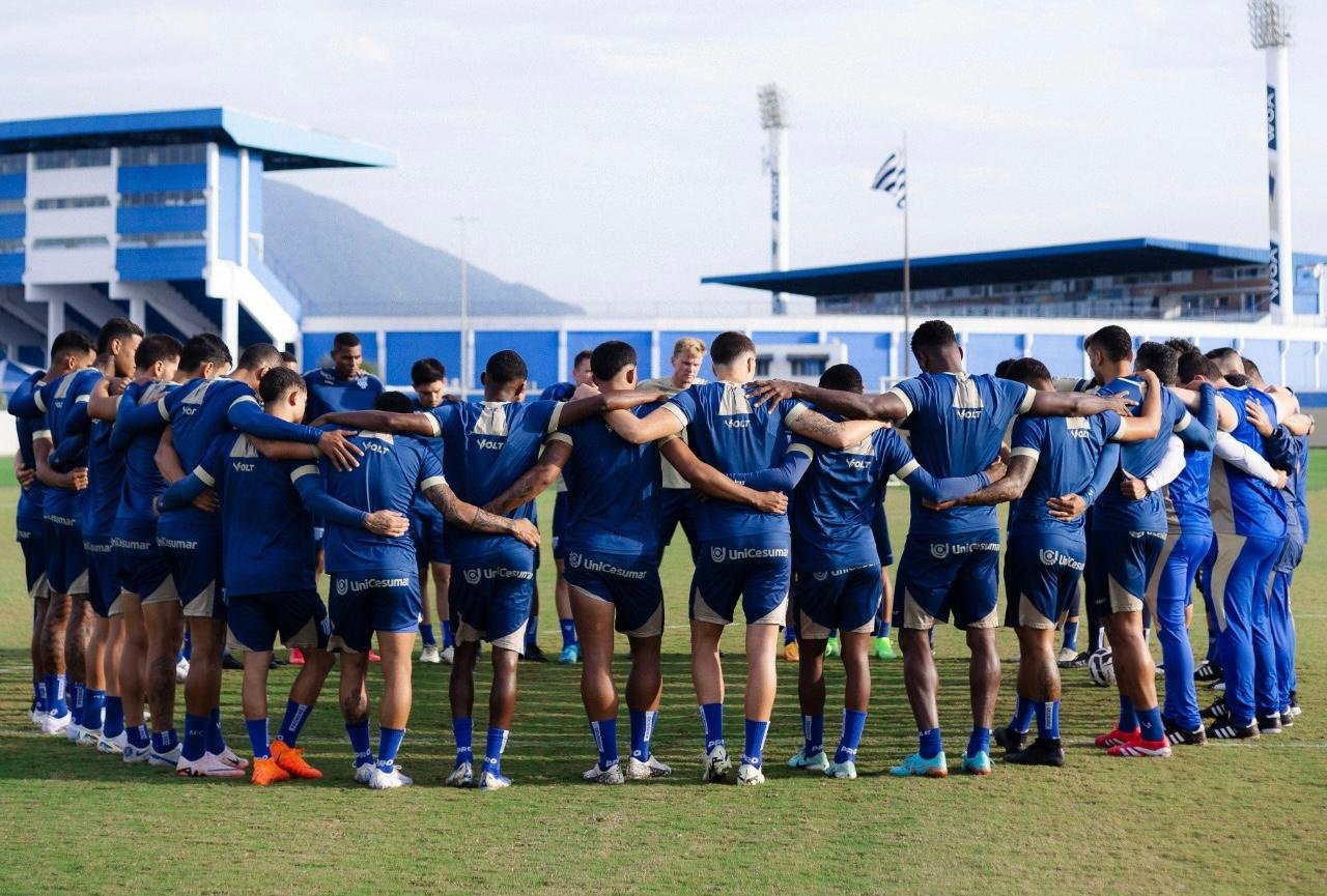 Jogadores do Avaí protestam pelo atraso salarial e não concentram para domingo