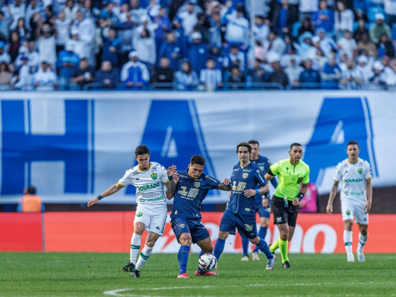 Avaí vence Cuiabá por 2 x 0, empolga torcida e com protesto dos jogadores por salários atrasados