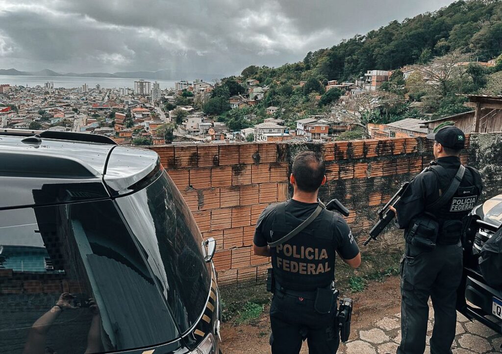 PF prende em Florianópolis homem suspeito de armazenar material de abuso sexual infantojuvenil