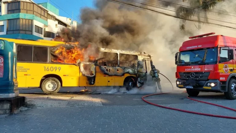 Ônibus é incendiado após confronto de bandidos com a Polícia Militar em Florianópolis