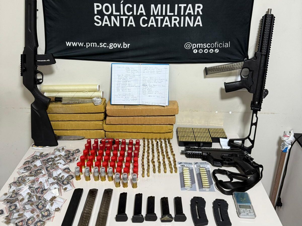 21º Batalhão da PM apreende arsenal e grande quantidade de drogas em Florianópolis