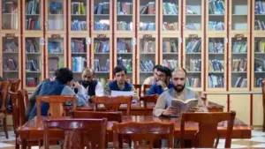 Talebã bane livros escritos por mulheres e proíbe 18 disciplinas em universidades do Afeganistão