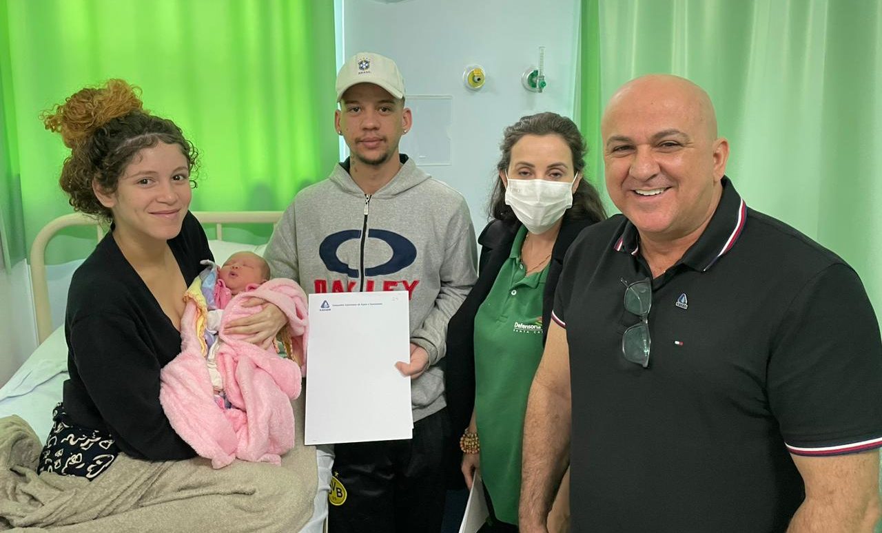Um dia depois de dar à luz a Elizabeth, a Liz, que veio ao mundo com 3,2 quilos, a mãe Aline dos Santos Araújo recebeu a visita na maternidade Carmela Dutra do diretor comercial da Casan, Giovani Pickler, e da defensora pública Michele Lamaison para assinar o termo de antecipação de indenização, por conta dos bens perdidos provocados pelo rompimento do reservatório do Monte Cristo, em Florianópolis.