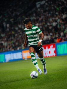 Champions League começa com surpresas e gol de ex-Figueirense