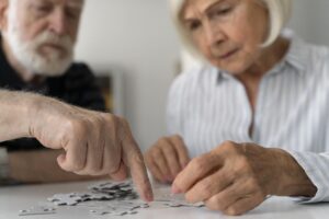 Conscientização sobre Alzheimer destaca diagnóstico precoce e apoio a cuidadores