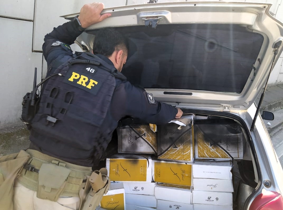 Após fugir e quase atropelar pedestres, homem é preso com 474 garrafas de espumante argentino