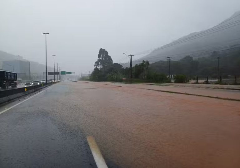 Arteris Litoral Sul libera trecho que estava interditado na BR-101 em Balneário Camboriú