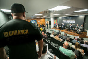 Assembleia Legislativa de SC debate projeto que amplia porte de arma para vigilantes fora do expediente