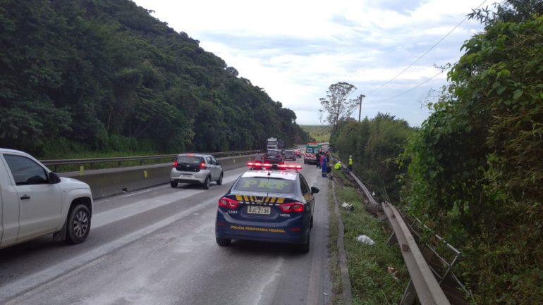 BR-101 em Palhoça será bloqueada totalmente na noite desta terça para remoção de caminhão tombado