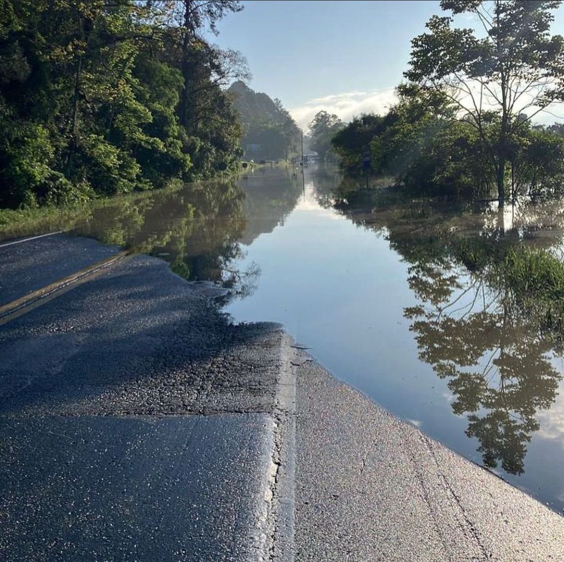 BR-470 em Agronômica está com meio metro de água do rio sobre a pista