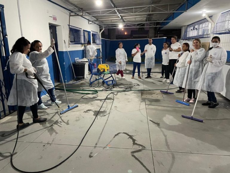 Balneário Camboriú suspende aulas por surto de sarna em professores e alunos