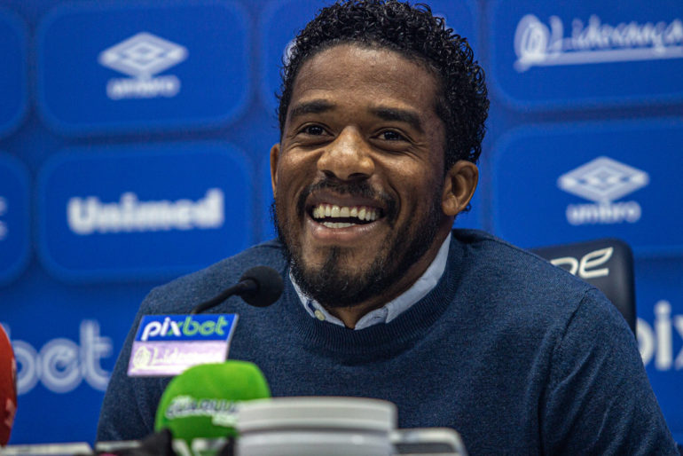 Zagueiro deixa o Avaí