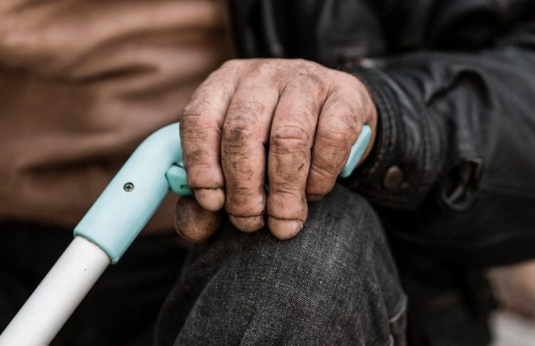 Brasil registra aumento de 855% nos casos de abandono de idosos