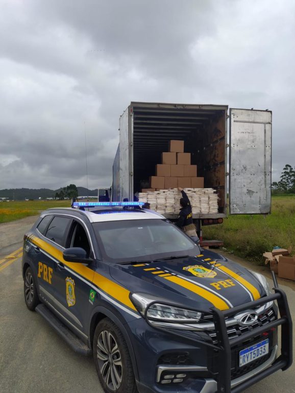 Caixas de papelão escondiam mais de R$ 130 milhões em cocaína na BR-101 em Itajaí