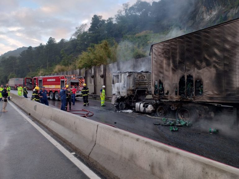 Caminhão com carga de água sanitária pega fogo no Morro do Cavalos, em Palhoça