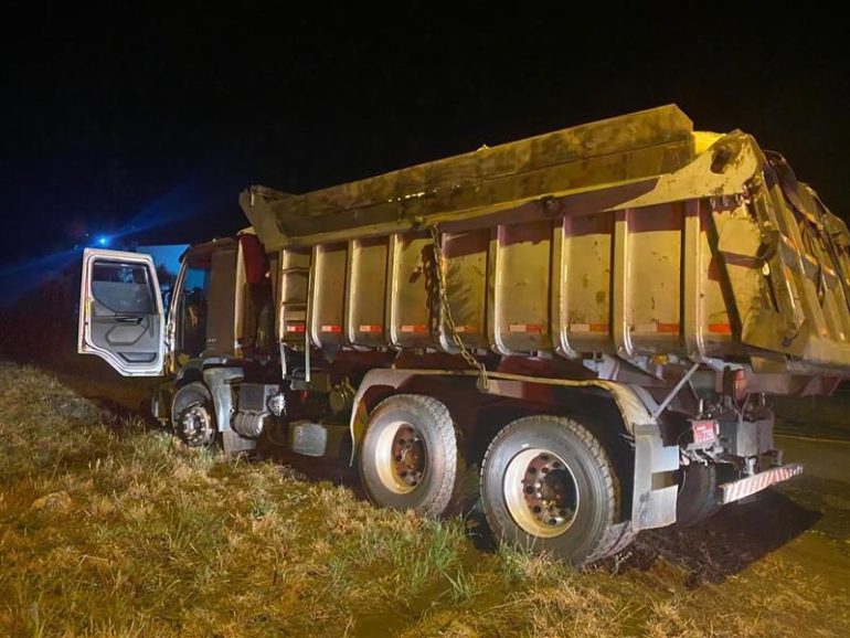 Caminhão com cigarros contrabandeados e 7 toneladas de camarão é apreendido na fronteira entre SC e PR